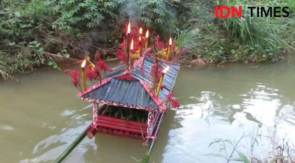 Tandu tersebut bakal dihanyutkan ke sungai. (IDN Times/istimewa).