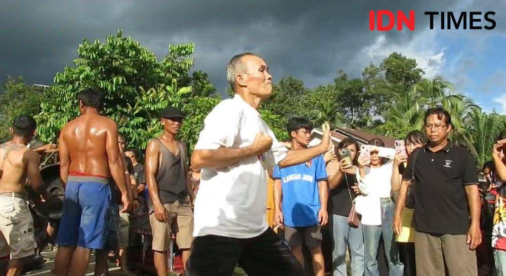 Warga dayak tampilkan silat khas Dayak. (IDN Times/istimewa).