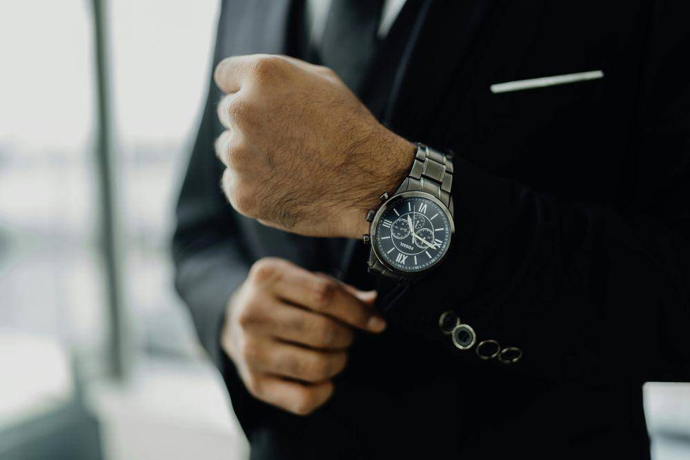 ilustrasi jam tangan branded (pexels.com/Joel Zar)