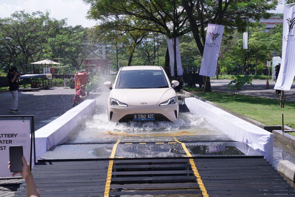 Neta Bagikan Tips Melintasi Banjir dengan Mobil Listrik