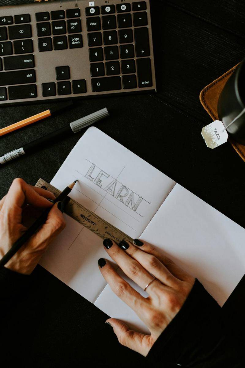 Ilustrasi belajar dengan aplikasi (unsplash.com/Kelly Sikkema)