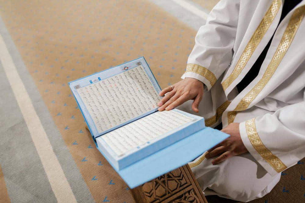 ilustrasi seseorang membaca Al-Qur'an (pexels.com/Alena Darmel)