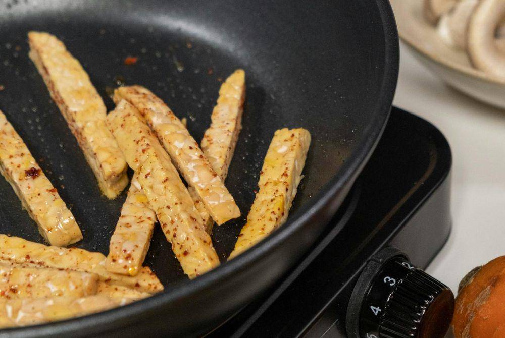 menggoreng tempe untuk membuat jangan lombok