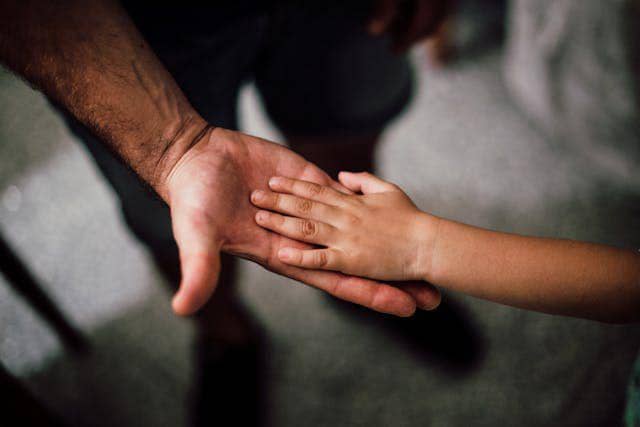 ilustrasi tangan ayah dan anak (pexels.com/Juan Pablo Serrano)