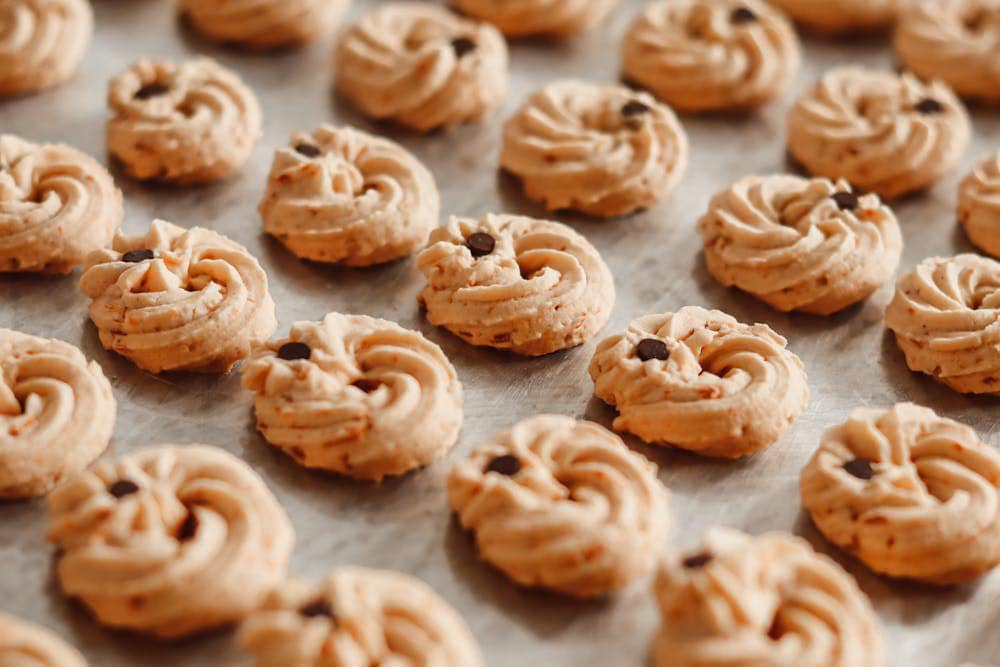 ilustrasi mendinginkan kue di atas rak (pexels.com/Meggy Kadam Aryanto)