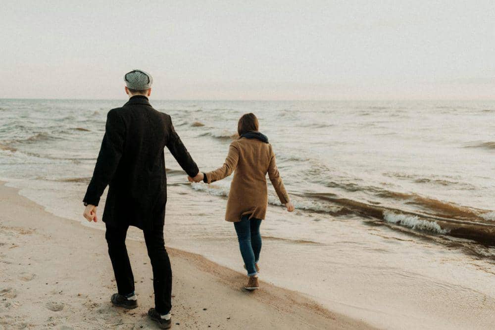 ilustrasi pasangan LDR bertemu (pexels.com/Pavel Danilyuk)