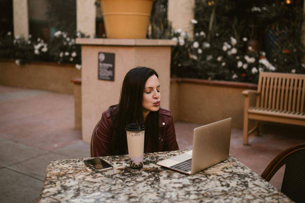 ilustrasi pasangan LDR ngabuburit secara virtual (pexels.com/RDNE Stock project)