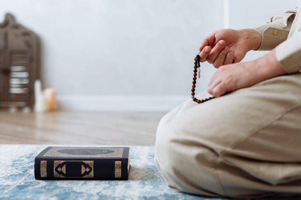ilustrasi sedang berzikir dan sholawat (pexels.com/Thirdman)