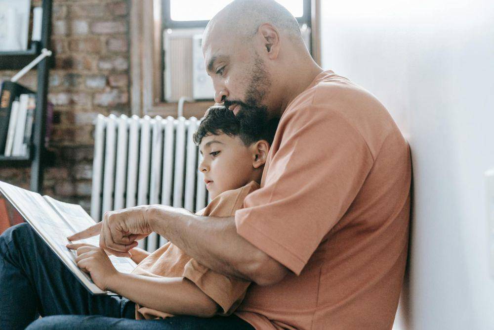 ilustrasi ayah dan anak (pexels.com/Timur Weber)
