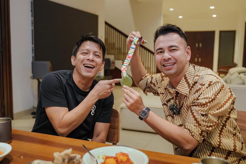 10 Momen Raffi Ahmad Sahur di Rumah Ariel Noah, Makan Nasi Padang