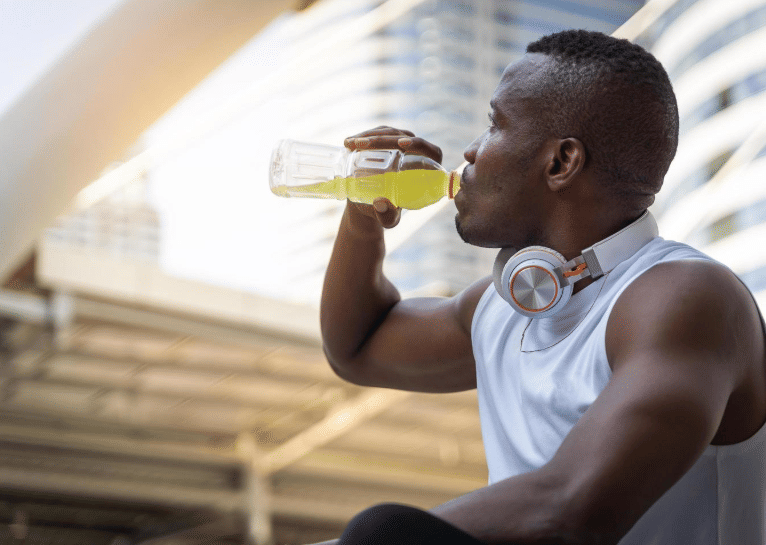 Potret pria minum minuman elektrolit