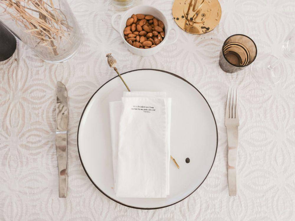 ilustrasi peralatan makan (unsplash.com/Sincerely Media)