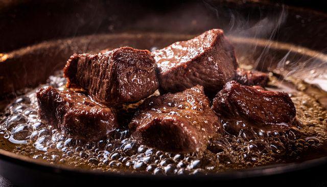 10 Tips Masak Daging Cepat Empuk, Gunakan Metode Ini!