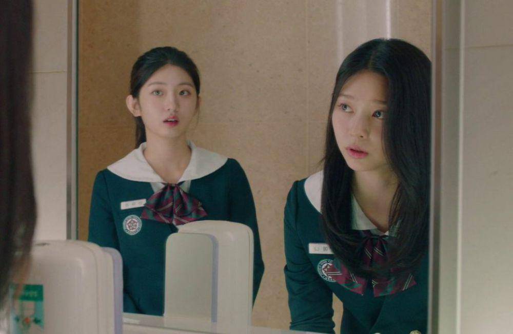 Lee Ye Na (Kim Min Ju ) dan Ahn Yu Jeong (Park Se Hyun) di drama Undercover High School (dok. MBC/Undercover High School)