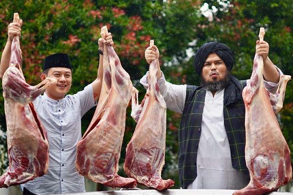 7 Potret Bobon Santoso Masak Besar-besaran untuk Buka Puasa di Masjid