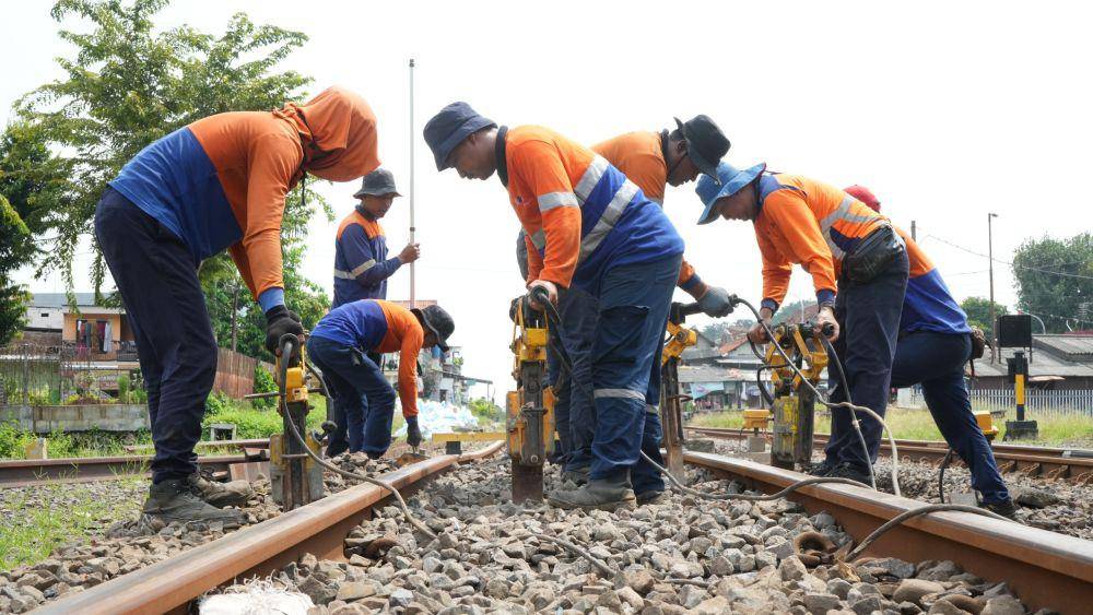 Petugas saat memperbaiki jalur kereta api untuk persiapan mudik Lebaran. (Dok. PT KAI Daop 8 Surabaya)