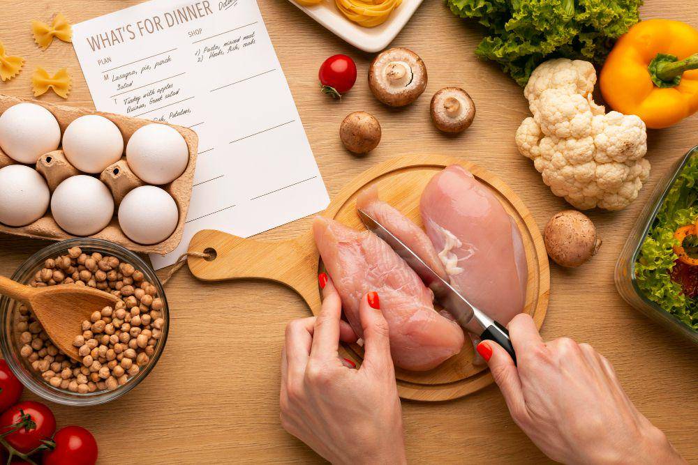 ilustrasi memotong ayam (freepik.com/freepik)