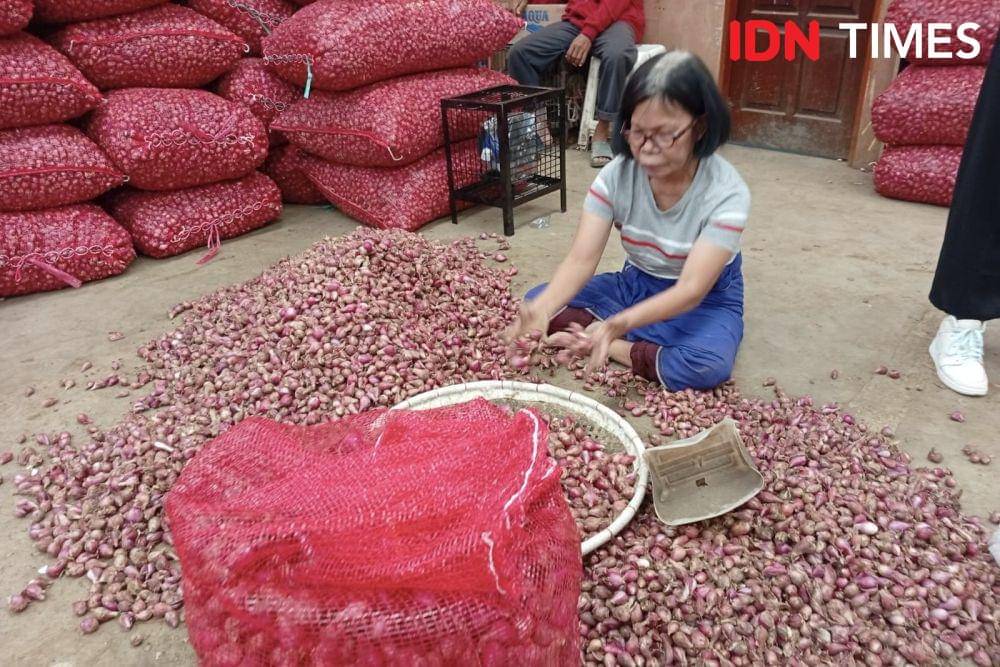 Pedagang bawang merah di Pasar Tradisional (IDN Times/Dini Suciatiningrum)