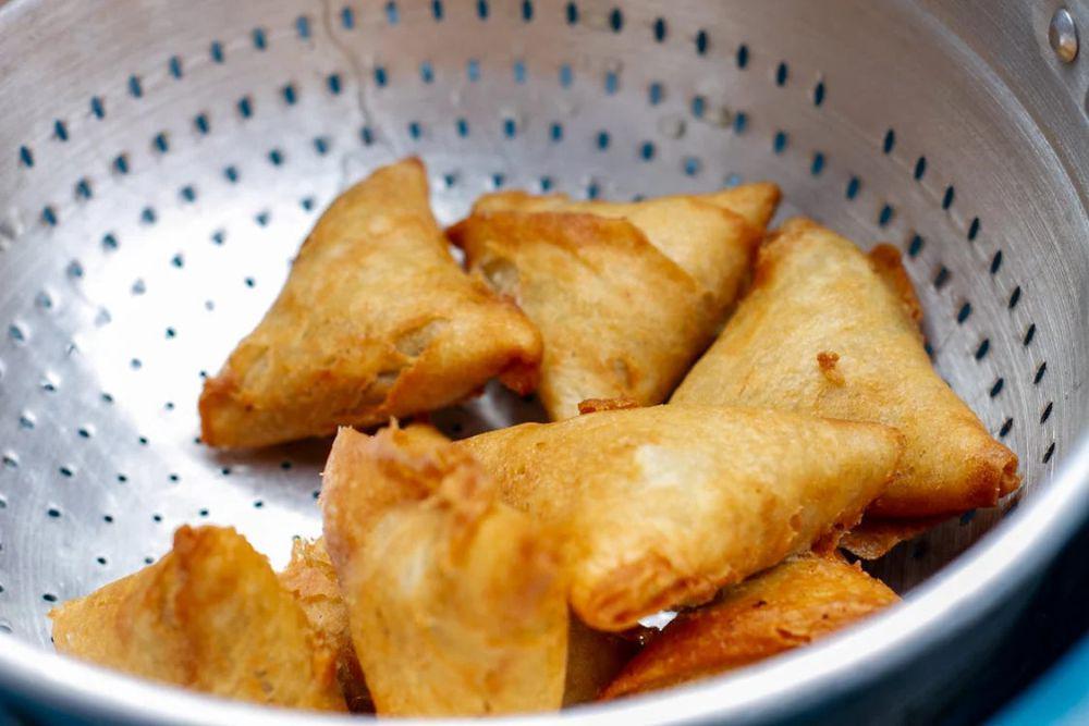 5 Cara Makan Gorengan Biar Gak Bikin Tenggorokan Seret