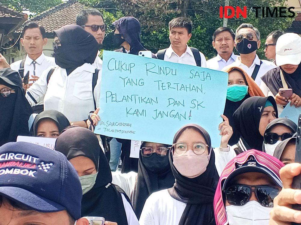 Ribuan Calon PPPK Demo DPRD NTB, Tolak Pengangkatan Diundur 2026