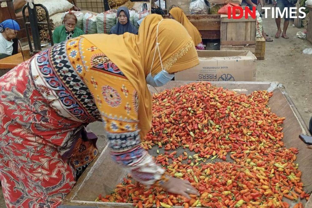 Pedagang cabai di Pasar Induk Kramat Jati.