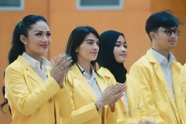 7 Potret Kris Dayanti Ikut Orientasi Kampus, Jadi Mahasiswa Baru