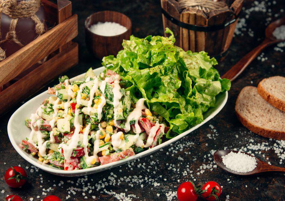 Ilustrasi salad (freepik.com/KamranAydinov)