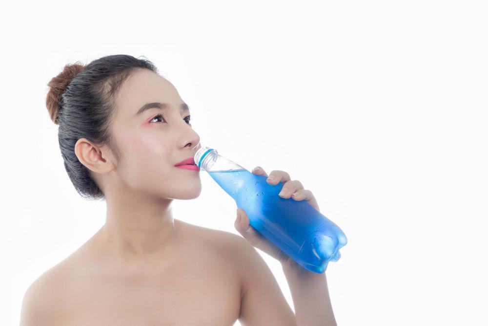 ilustrasi seseorang meminuman isotonik (freepik.com/jcomp)