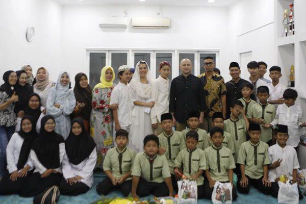 7 Potret Ultah Marcella Zalianty, Buka Puasa Bareng Anak Yatim-Lansia