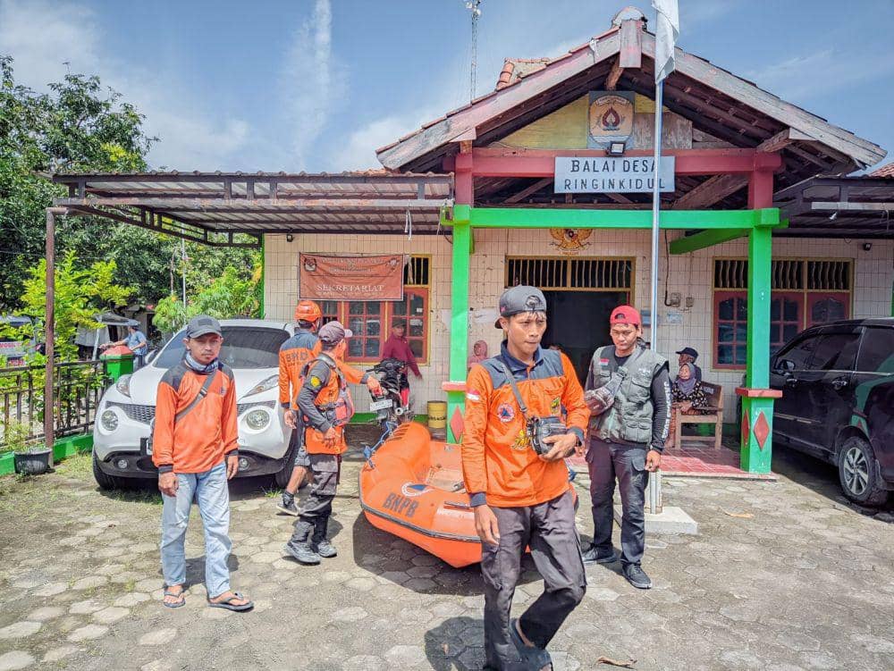 Personel BPBD persiapkan sarana prasarana membantu warga yang terdampak banjir di Kabupaten Grobogan, Jawa Tengah. (Dok Pemprov Jateng)
