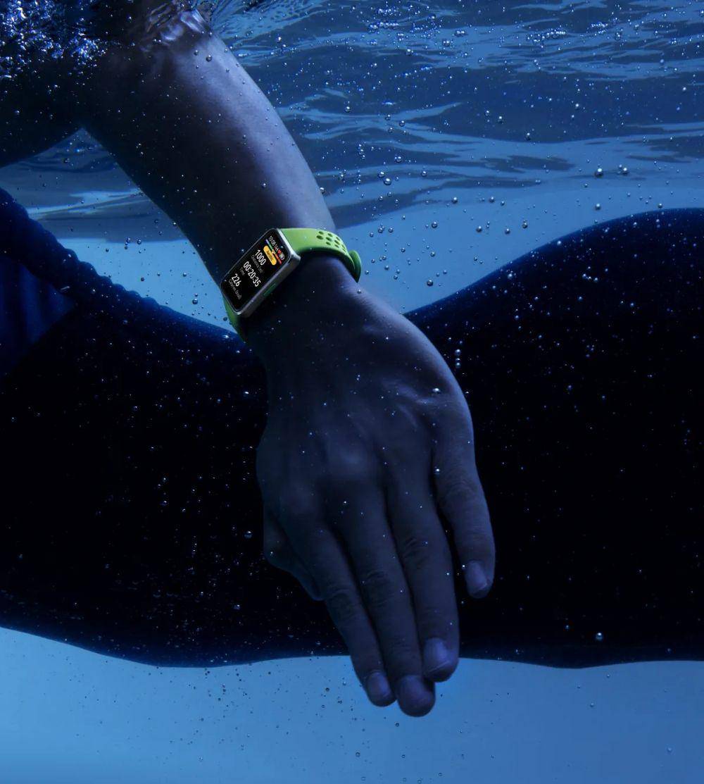 ilustrasi orang berenang dengan smartband (consumer.huawei.com)
