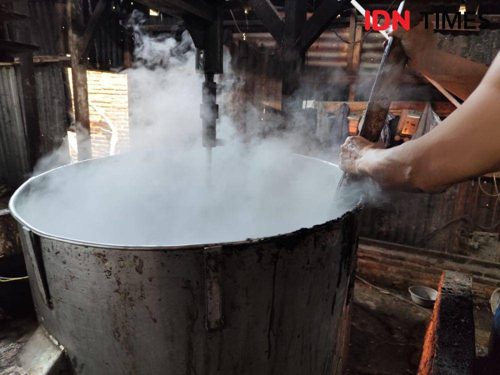 Proses pembuatan cincau hitam di Way Halim, Bandar Lampung. (IDN Times/Muhaimin)