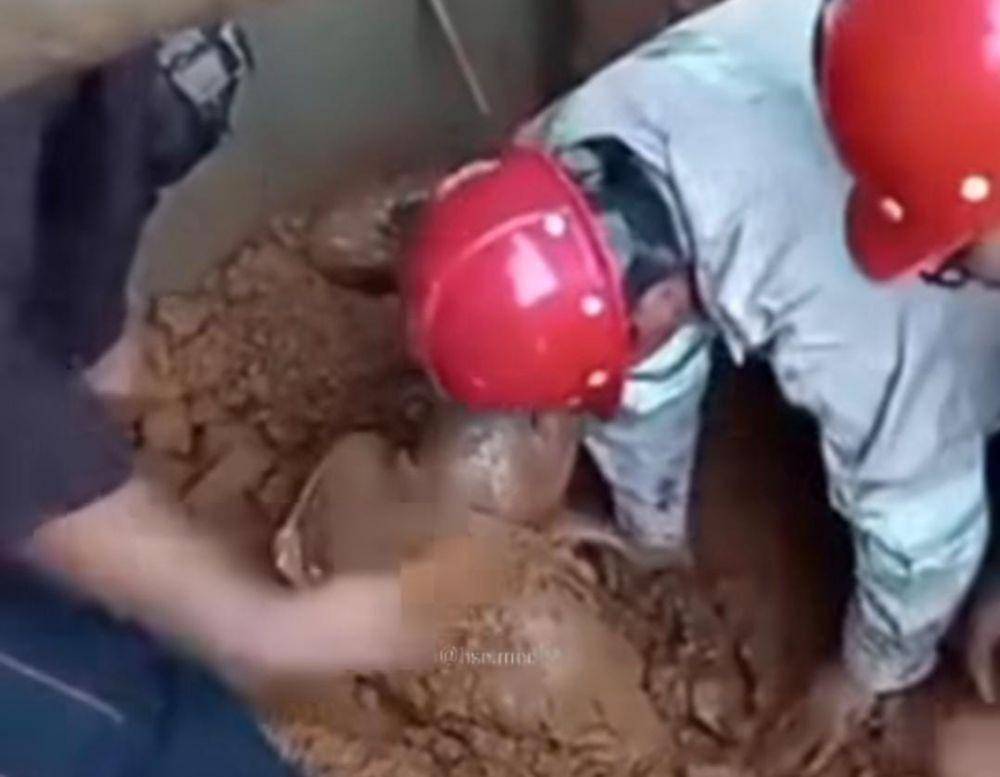 Cuplikan video seorang pekerja pabrik tambang tertimbun longsor beredar di media sosial. (Dok. Istimewa)