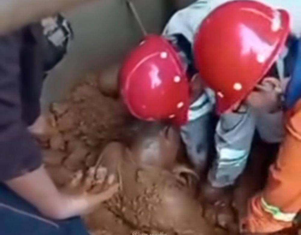 Cuplikan video seorang pekerja pabrik tambang tertimbun longsor beredar di media sosial. (Dok. Istimewa)