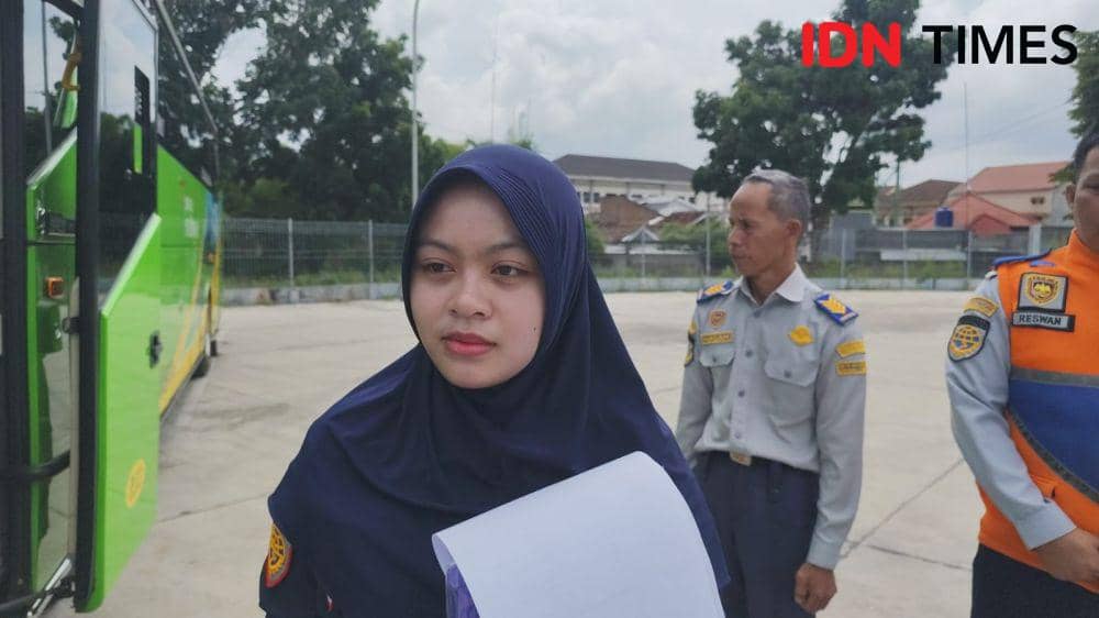 Dea Amalia, Penguji Kendaraan Bermotor di Terminal Rajabasa. (IDN Times/Muhaimin)