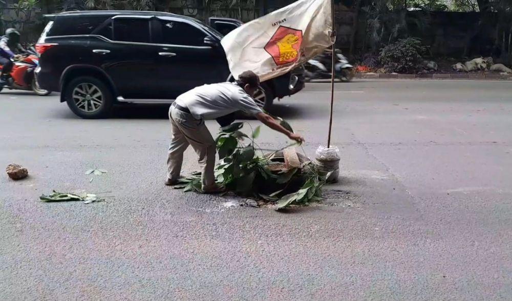 Pemotor di Serpong Bonyok Usai Terjatuh Karena Jalan Berlubang