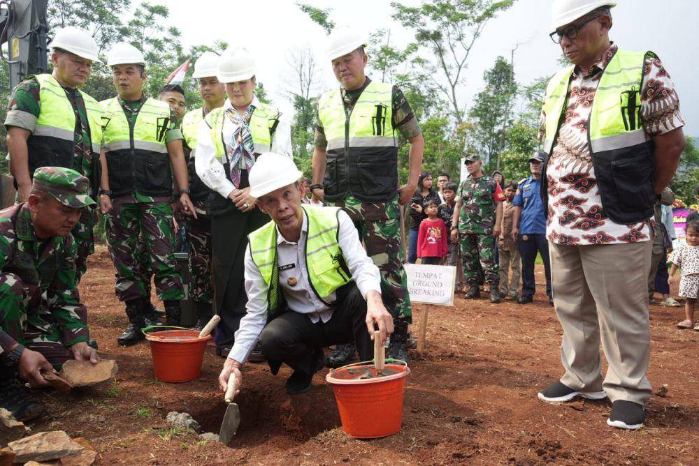 Wakil Bupati Jaro Ade meletakkan batu pertamasaat ground breaking pembangunan 1.000 rumah di Perumahan Non Dinas Personel TNI AD di Desa Karehkel, Kecamatan Leuwiliang, Minggu, (9/3). (Humas Pemkab Bogor).