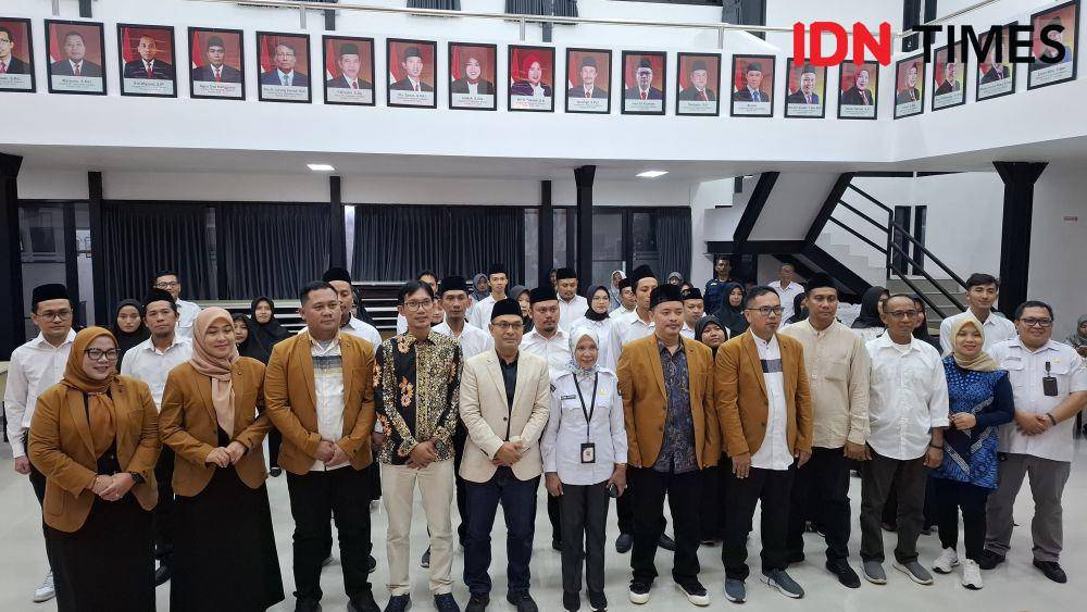 KPU Magetan dan KPU Jatim usai lantik 28 KPPS untuk PSU 22 Maret 2025. IDN Times/ Riyanto.