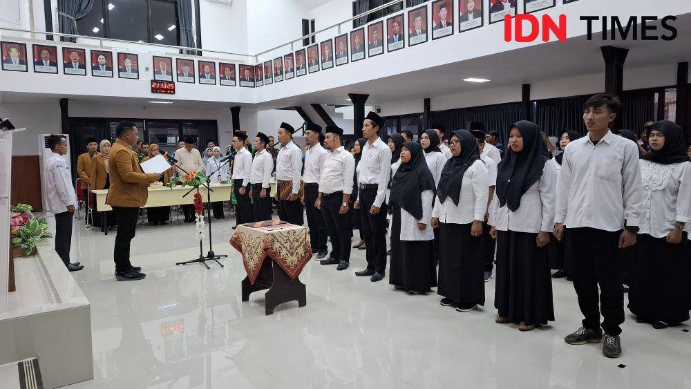 Pelantikan 28 KPPS oleh KPU Magetan untuk penyelenggaraan PSU. IDN Times/ Riyanto.