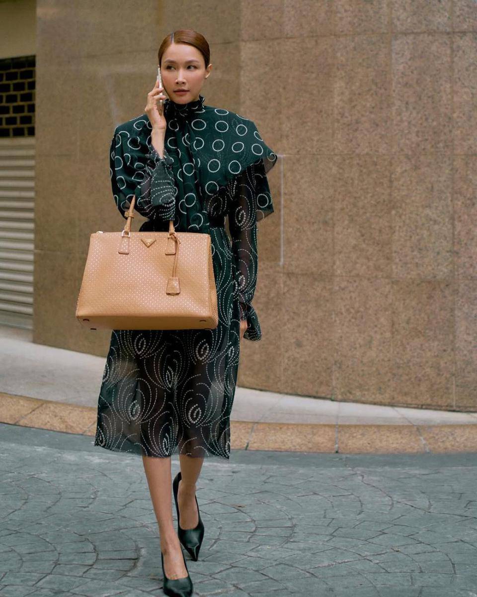 potret ide OOTD smart casual look yang elegan dan bold ala Scha Alyahya (instagram.com/schaalyahya)