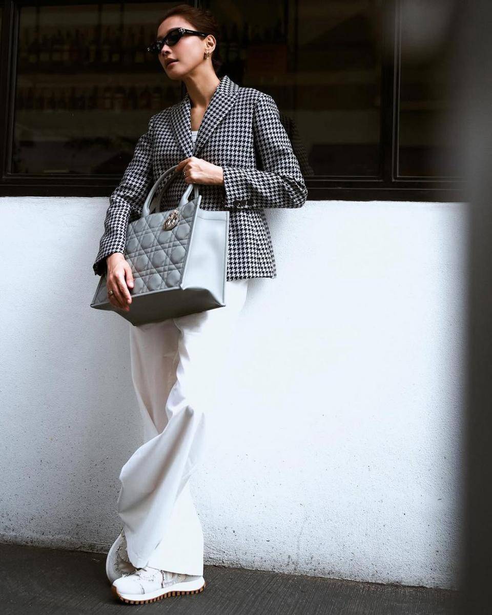 potret ide OOTD smart casual look yang elegan dan bold ala Scha Alyahya (instagram.com/schaalyahya)