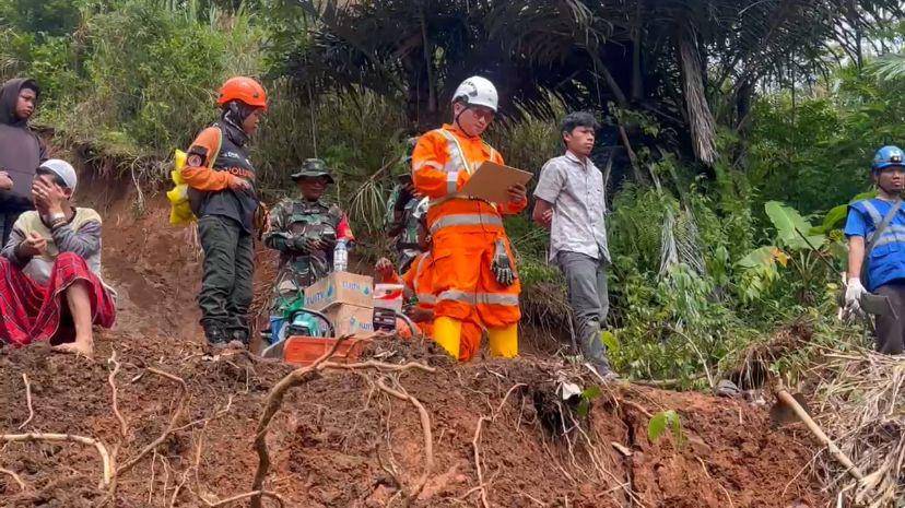 Proses pencarian korban tertimbun longsor di Sukabumi (IDN Times/Istimewa)