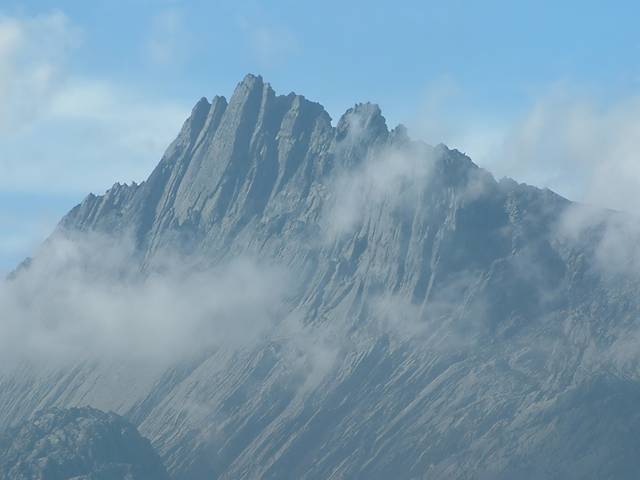 Cartensz Pyramid (commons.wikimedia.org/Alfindra Primaldhi)