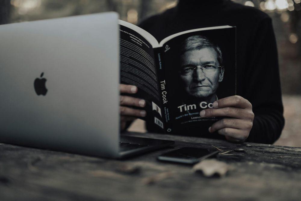 ilustrasi membaca buku (pexels.com/Adil)