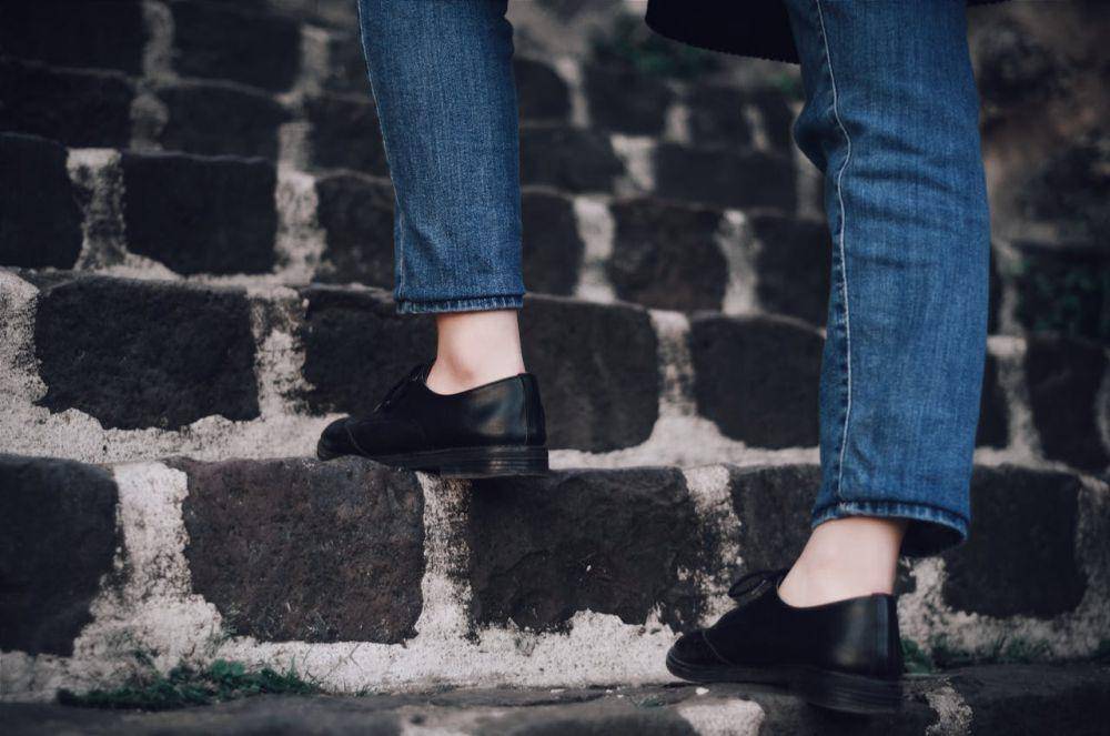 ilustrasi leather shoes (pexels.com/Gül Işık)