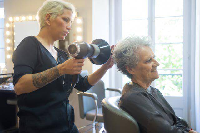 ilustrasi mengeringkan rambut (pexels.com/jill)