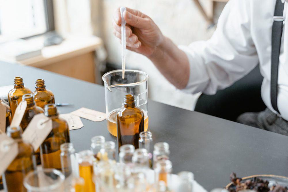 Ilustrasi meracik parfum (pexels.com/MART PRODUCTION)