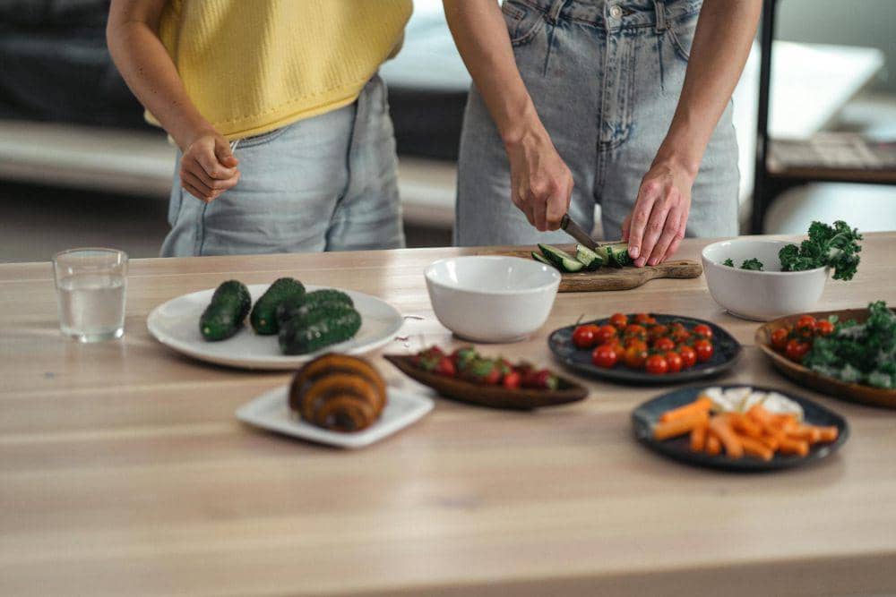 ilustrasi ibu dan anak memasak di dapur (pexels.com/SHVETS production)