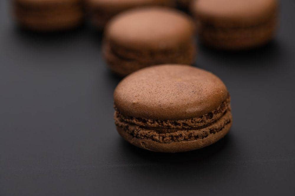 ilustrasi macaron cokelat (pexels.com/Skyler Ewing)