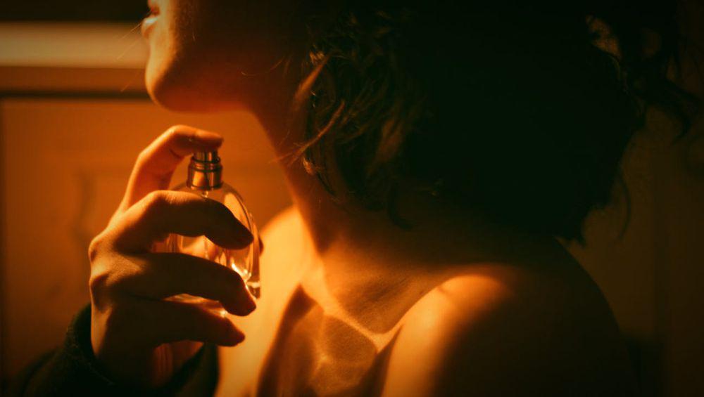 Ilustrasi memakai parfum berdasarkan aktivitas (pexels.com/Zeyneb Alishova)